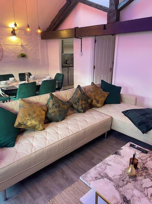 Lovely 2 Bedroom Penthouse Apartment In Chester - Free Parking!! Exterior photo