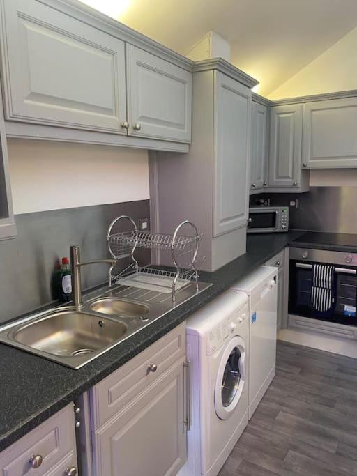 Lovely 2 Bedroom Penthouse Apartment In Chester - Free Parking!! Exterior photo