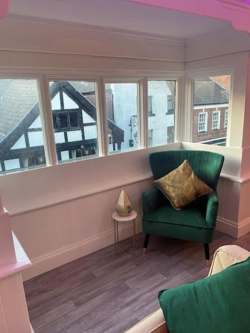Lovely 2 Bedroom Penthouse Apartment In Chester - Free Parking!! Exterior photo