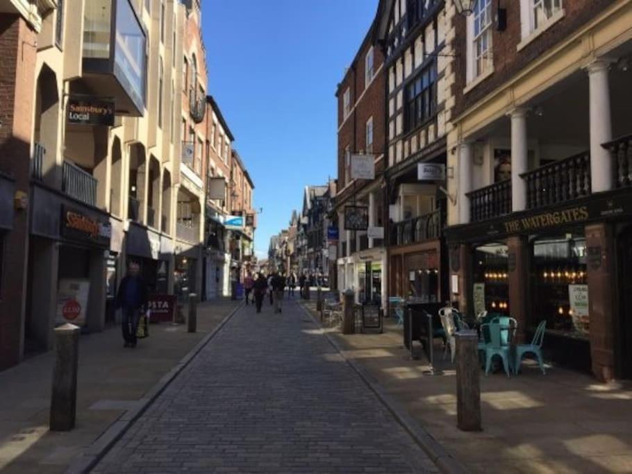 Lovely 2 Bedroom Penthouse Apartment In Chester - Free Parking!! Exterior photo