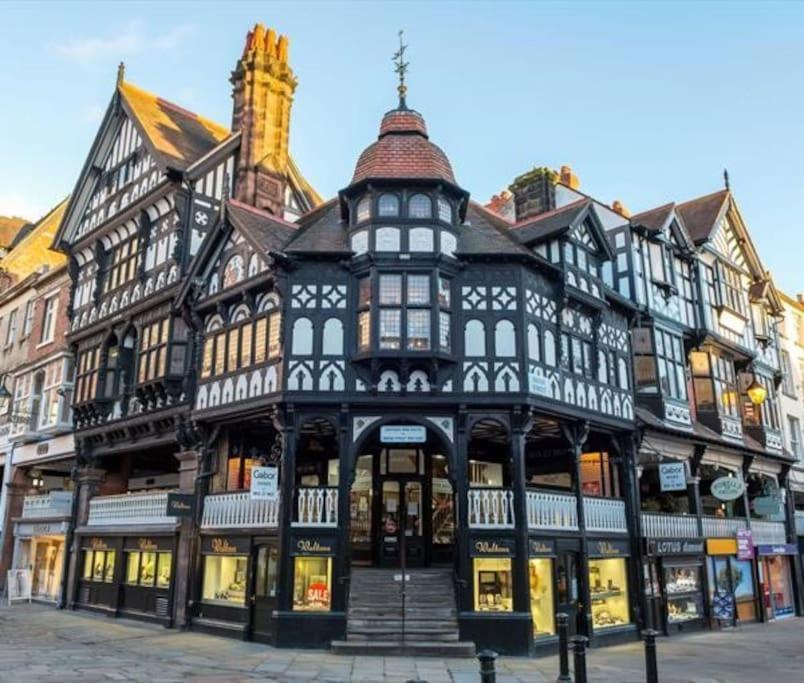 Lovely 2 Bedroom Penthouse Apartment In Chester - Free Parking!! Exterior photo